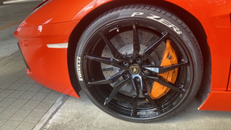 タイヤホイール前