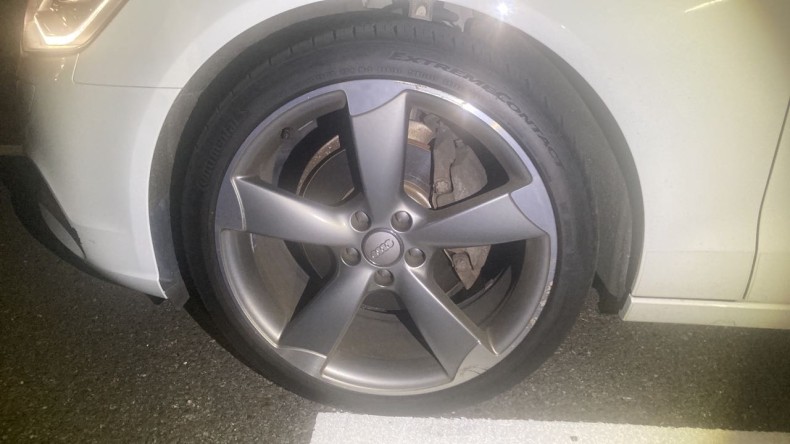 タイヤホイール前