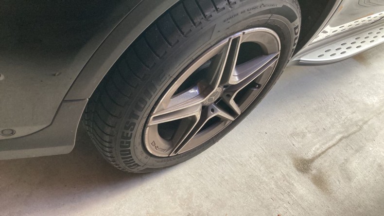 タイヤホイール前