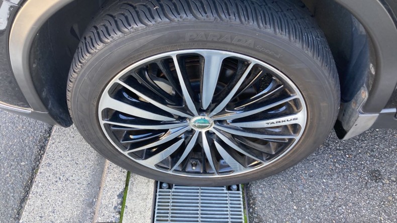 タイヤホイール前