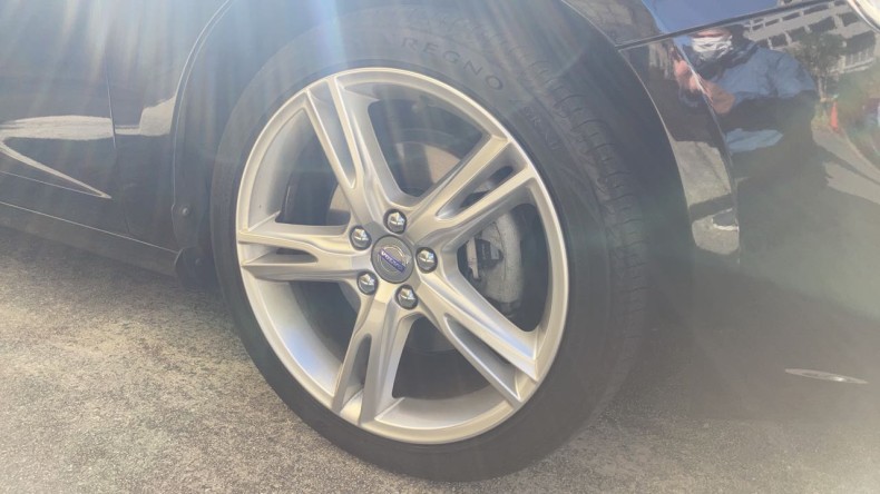 タイヤホイール前