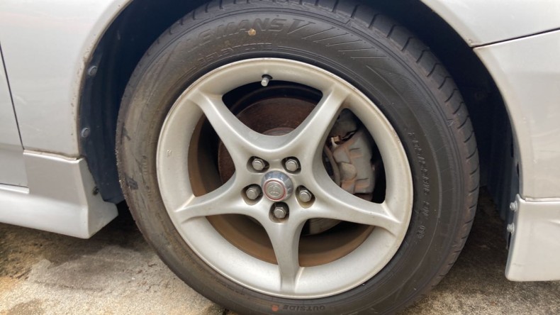 タイヤホイール前