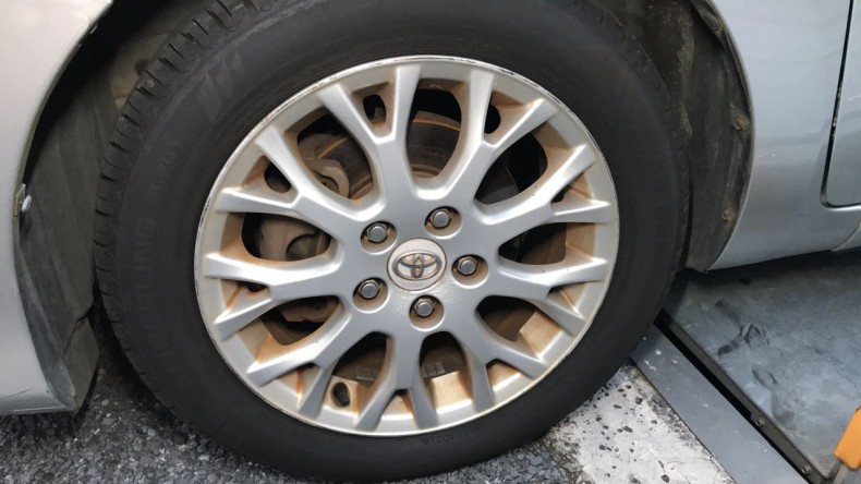 タイヤホイール前