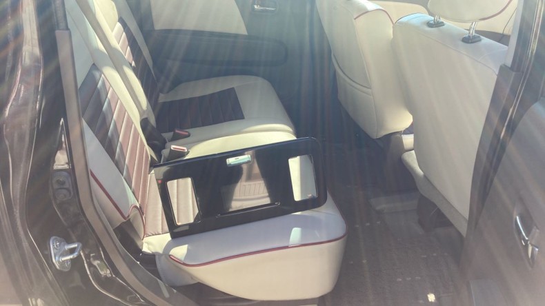 内装後方シート