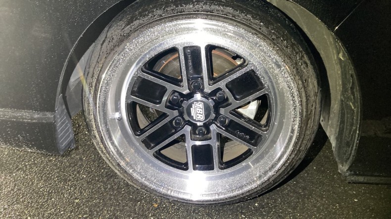 タイヤホイール前