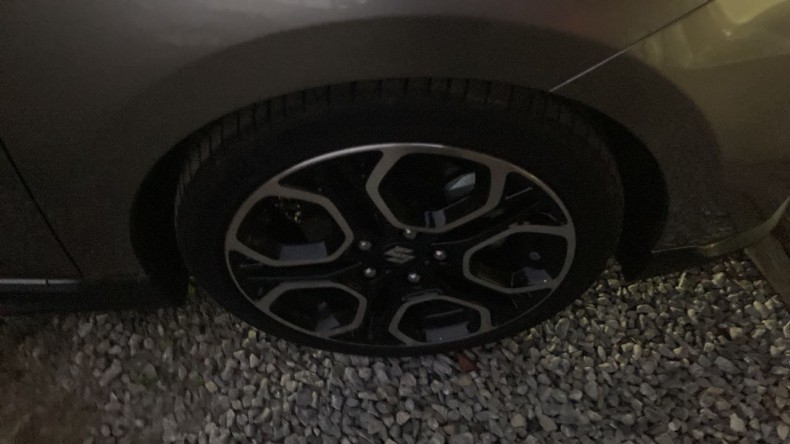 タイヤホイール前