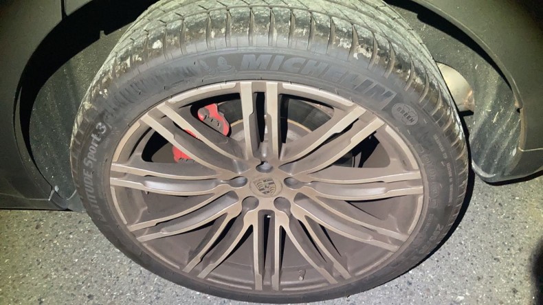 タイヤホイール前