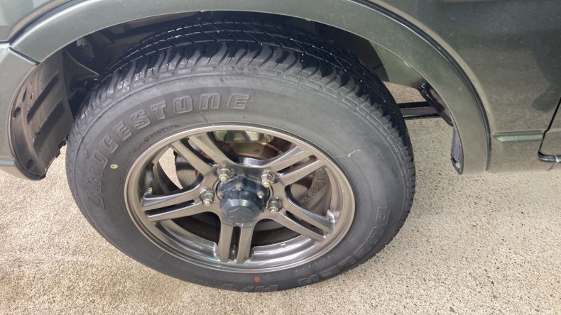 タイヤホイール前