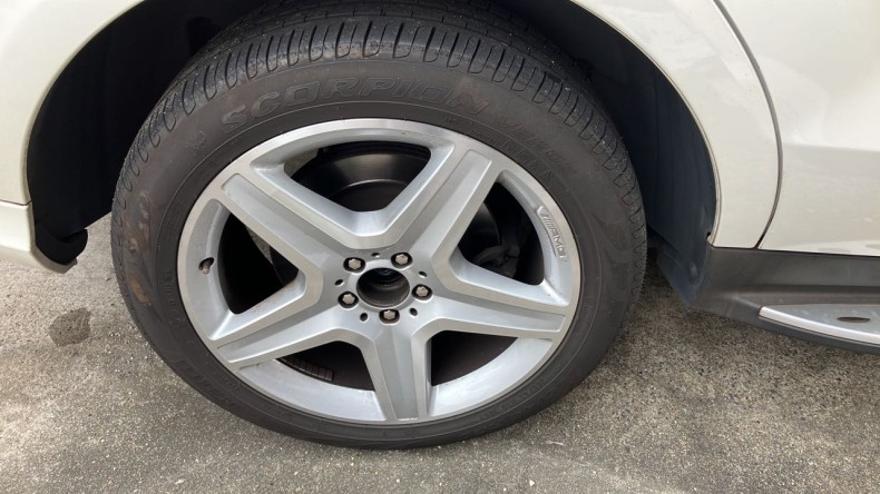 タイヤホイール前