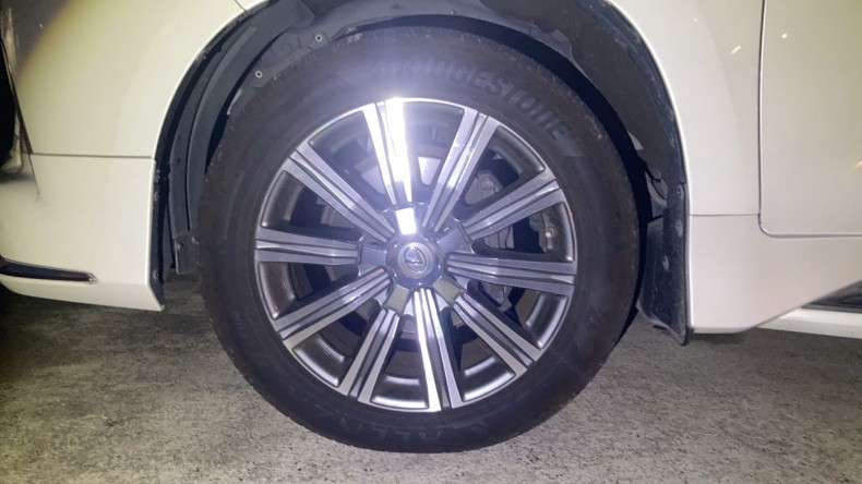 タイヤホイール前