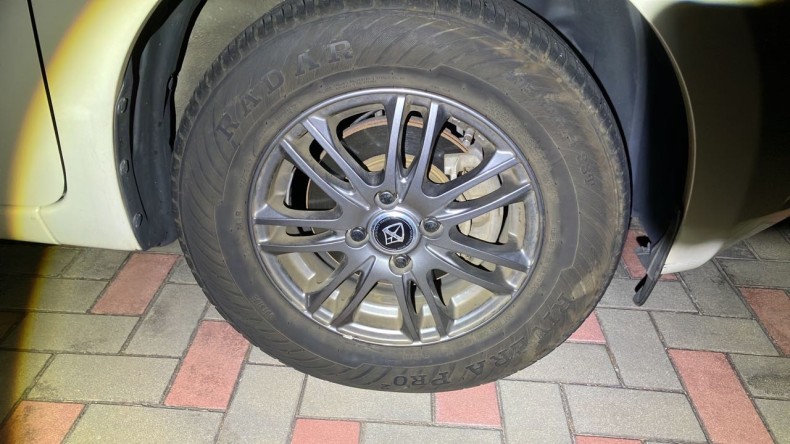 タイヤホイール前