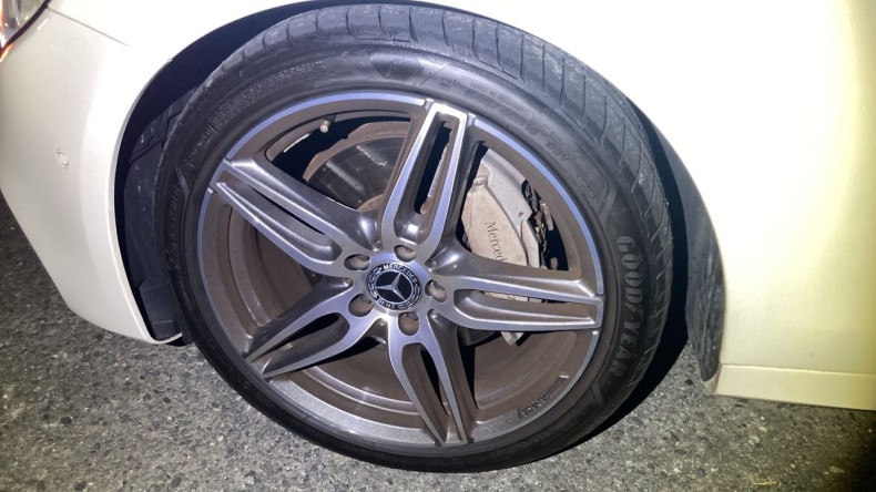 タイヤホイール前