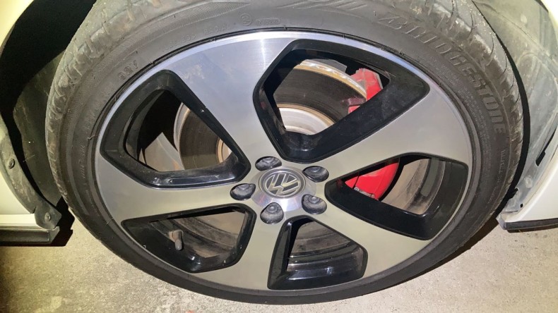 タイヤホイール前