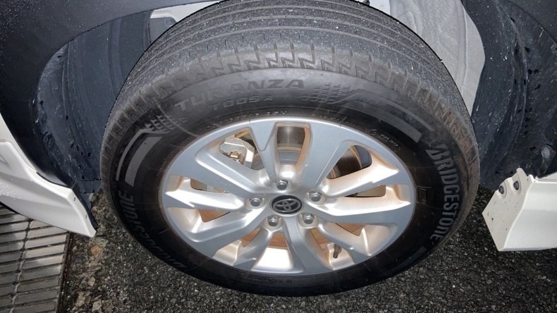 タイヤホイール前