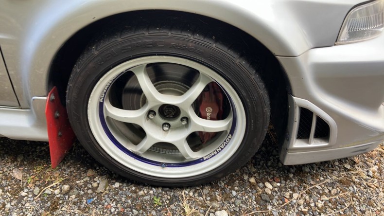 タイヤホイール前