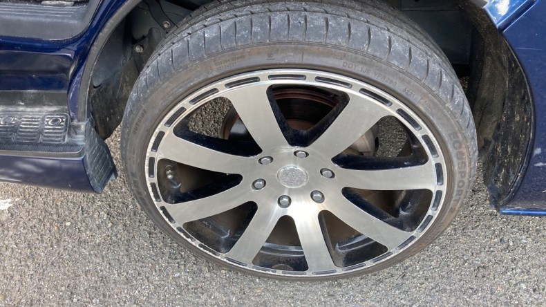 タイヤホイール前