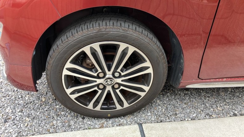 タイヤホイール前