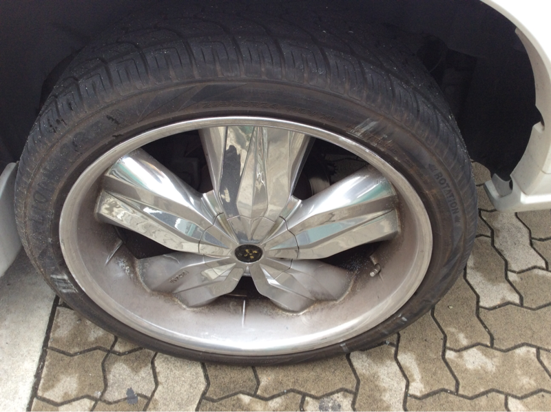 タイヤホイール前