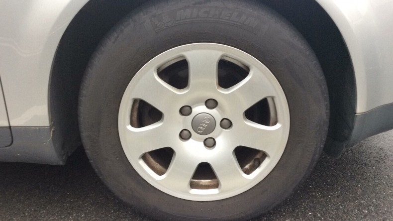 タイヤホイール前