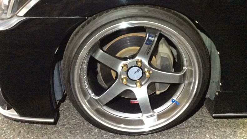 タイヤホイール前