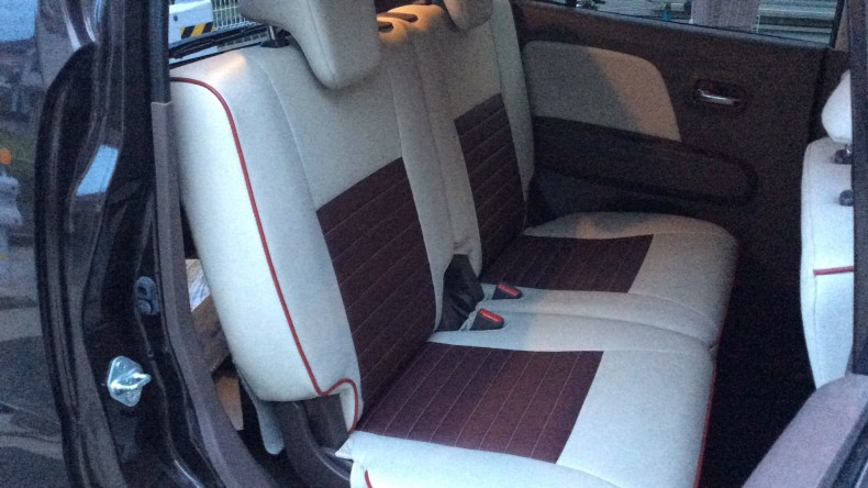 内装後方シート