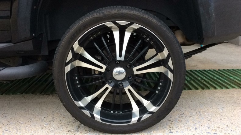 タイヤホイール前