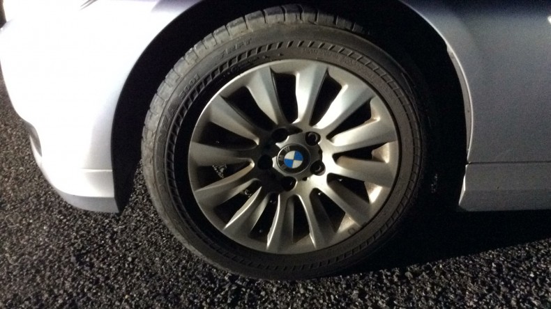 タイヤホイール前