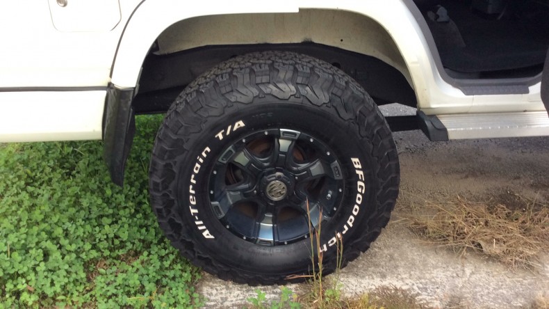 タイヤホイール前