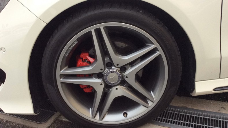 タイヤホイール前