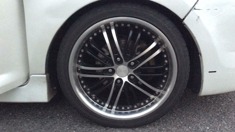 タイヤホイール前