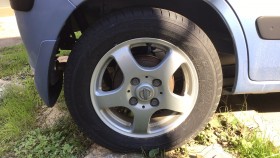 タイヤホイール前