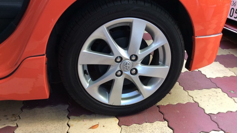 タイヤホイール前