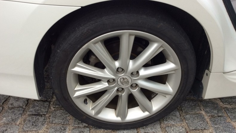 タイヤホイール前