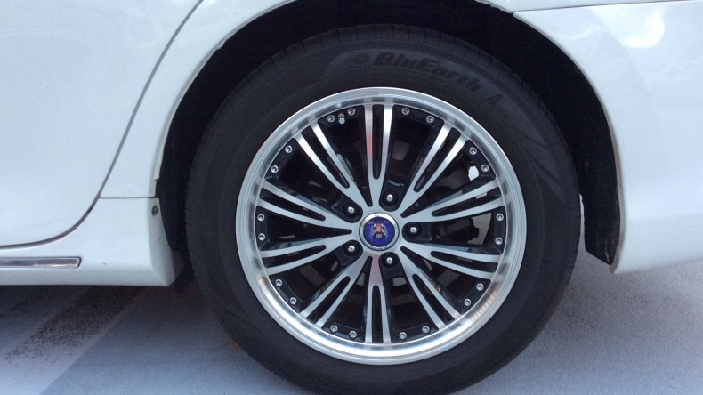 タイヤホイール前