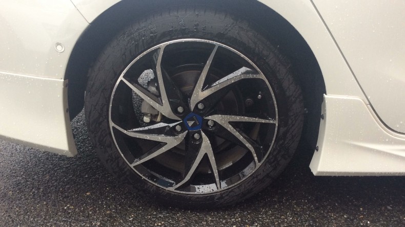 タイヤホイール前