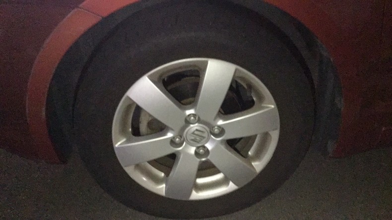 タイヤホイール前