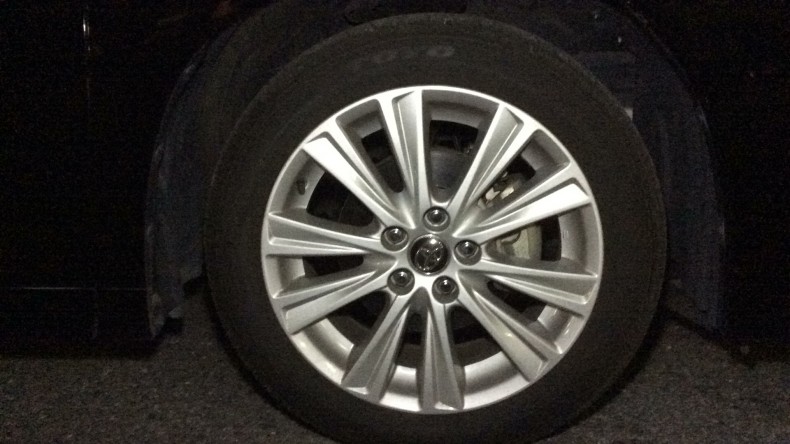 タイヤホイール前