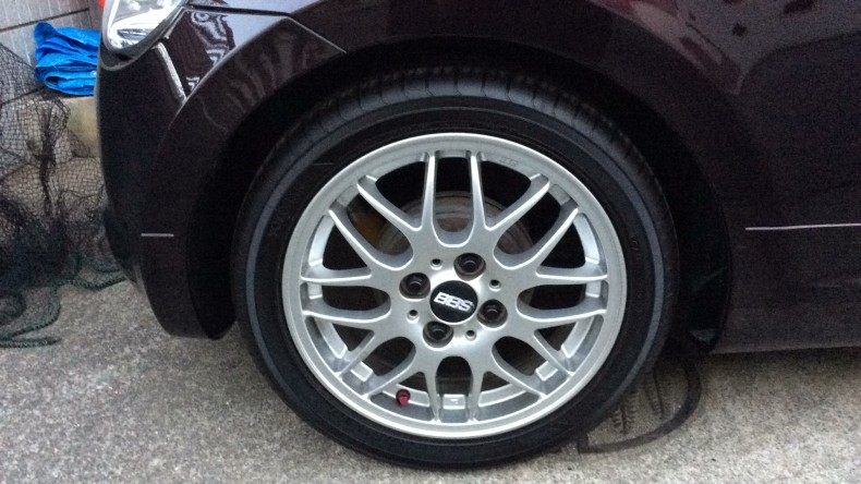 タイヤホイール前