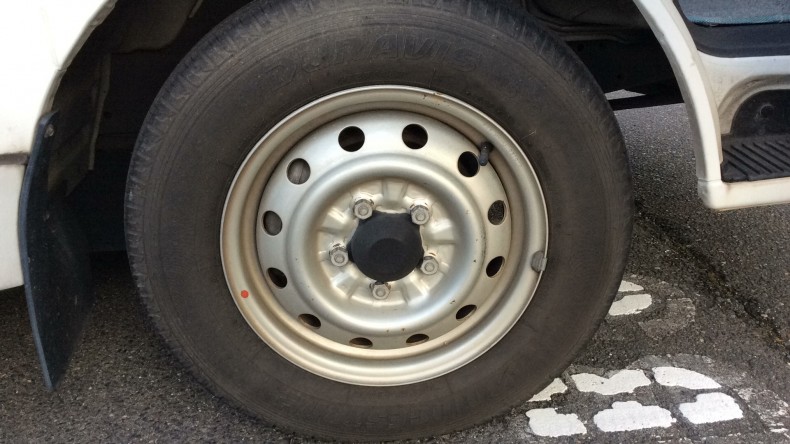 タイヤホイール前