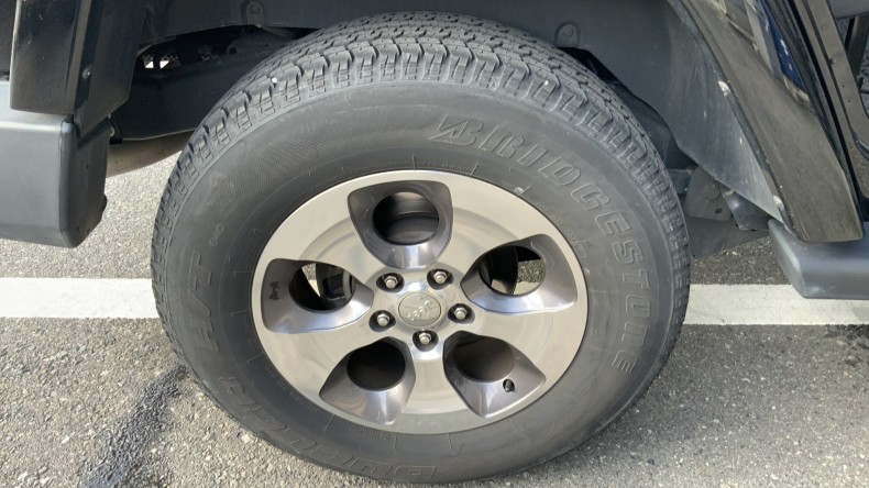 タイヤホイール前