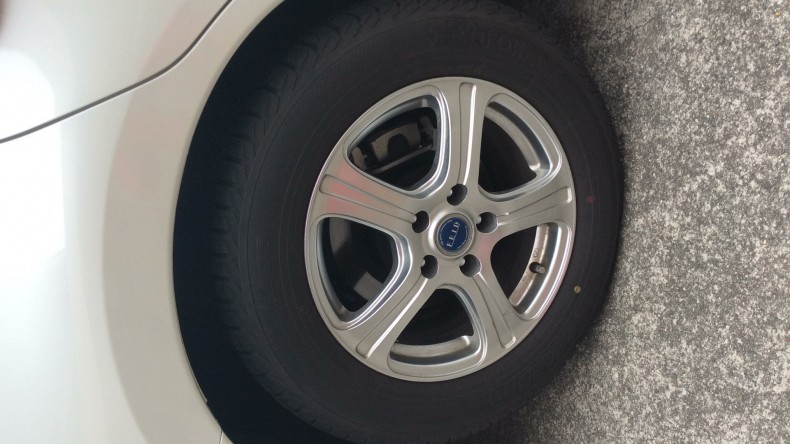 タイヤホイール前