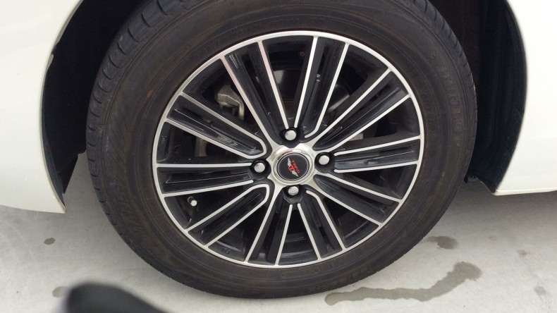 タイヤホイール前