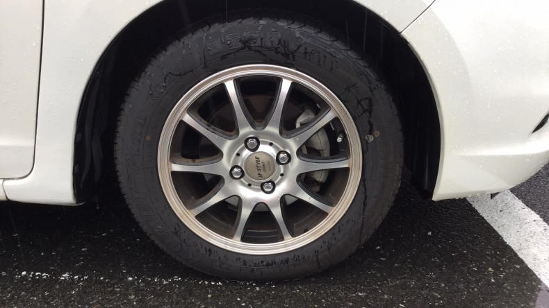 タイヤホイール前