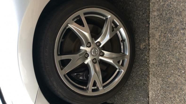 タイヤホイール前