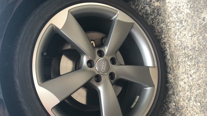 タイヤホイール前