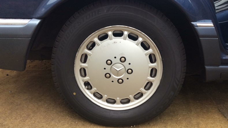 タイヤホイール前