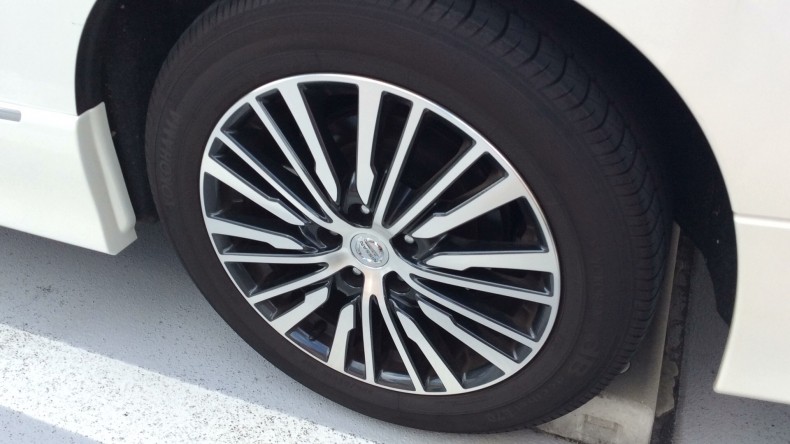 タイヤホイール前