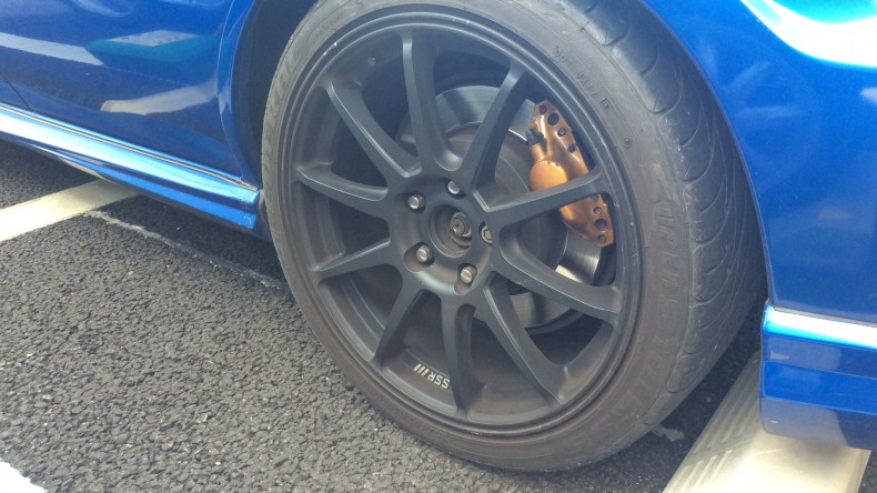 タイヤホイール前