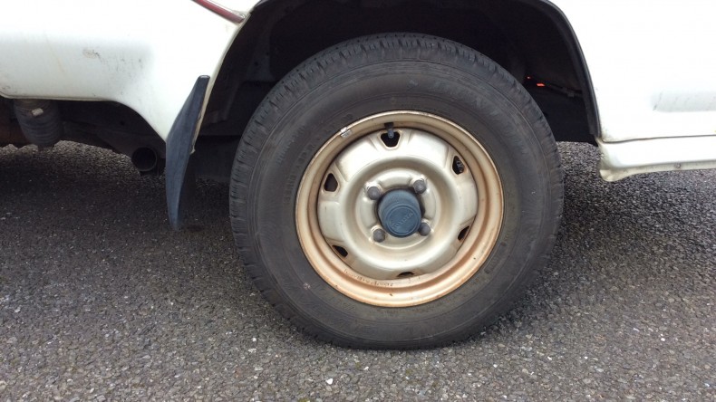 タイヤホイール前