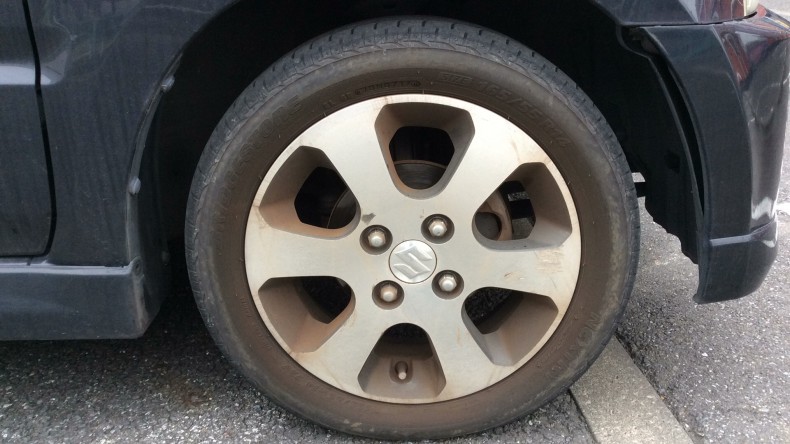 タイヤホイール前